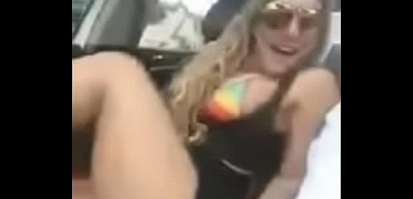  chica baila dentro del carro